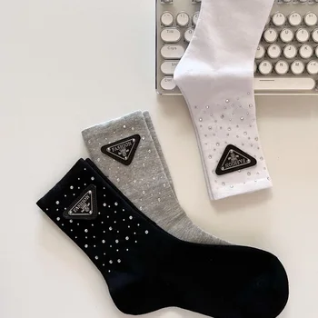 2023 Unisex Evropě Kovový Trojúhelník Label Dámské Ponožky Módní Návrhář Luxusní Bavlněné Sportovní Ponožky Casual Sexy Módní Dívky